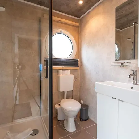 Botel Hafenresort Karnin - Hausboot Pit *